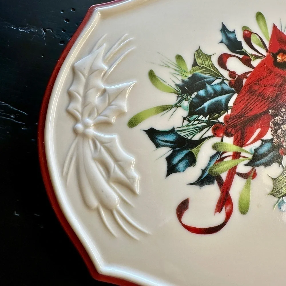 LENOX, “WINTER GREETINGS “ TRIVET. MADE OF PORCELAIN WITH 24 KARAT GOLD ACCENTS.
